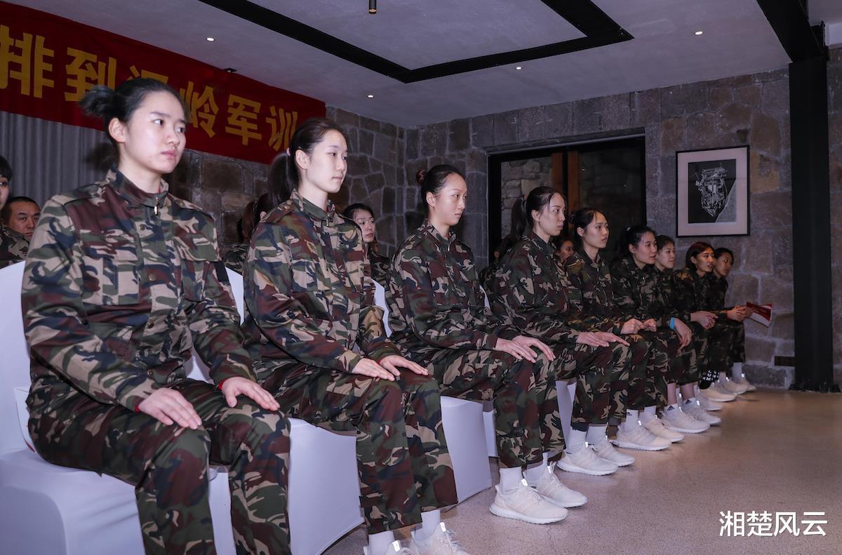 中国女排开始军训！队员们一脸严肃，英姿飒爽，成为一道亮丽风景(6)