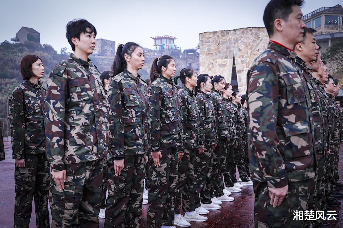 中国女排开始军训！队员们一脸严肃，英姿飒爽，成为一道亮丽风景(7)