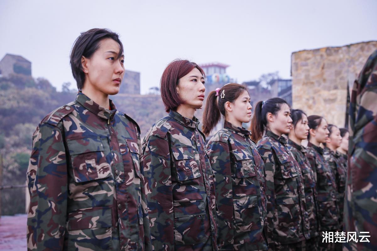 中国女排开始军训！队员们一脸严肃，英姿飒爽，成为一道亮丽风景(10)
