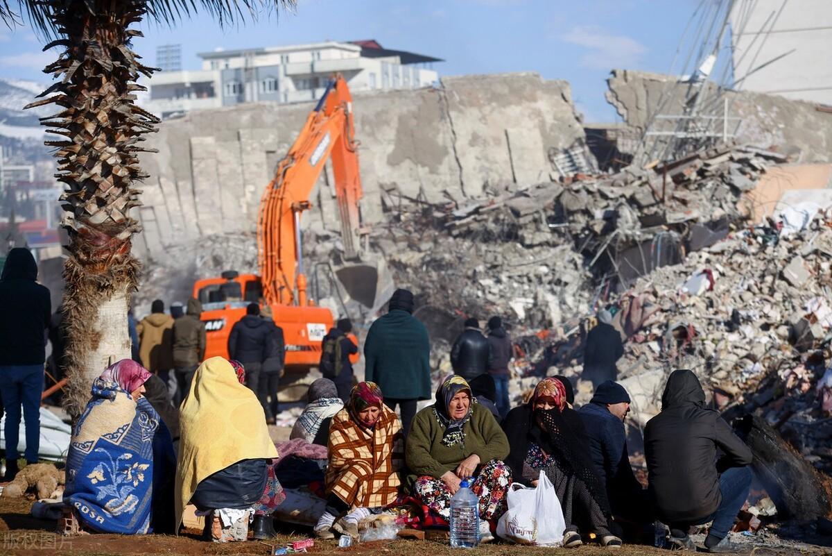 痛心！土耳其地震致女排14人被埋，男排5人遇难，球迷哀悼