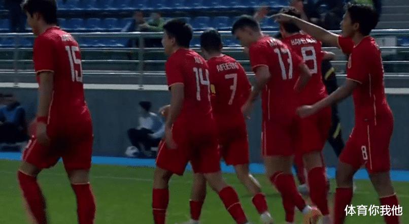 0-1后！亚洲劲旅出局，球员久久站立+趴地痛哭，给了中国队信心？(4)