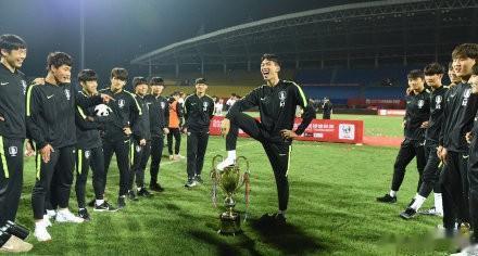 韩国球员脚踩奖杯庆祝遭讨伐，中国球迷想要的不止一个道歉(1)