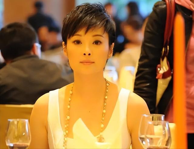 与袁立同居12年的富商徐威，为何转身娶了乒乓球世界冠军张怡宁？(2)