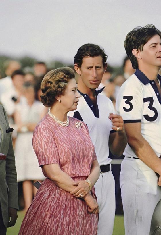 1984年，58岁的伊丽莎白二世与36岁的查尔斯王子在温莎的一场马球比赛中。数伊(1)