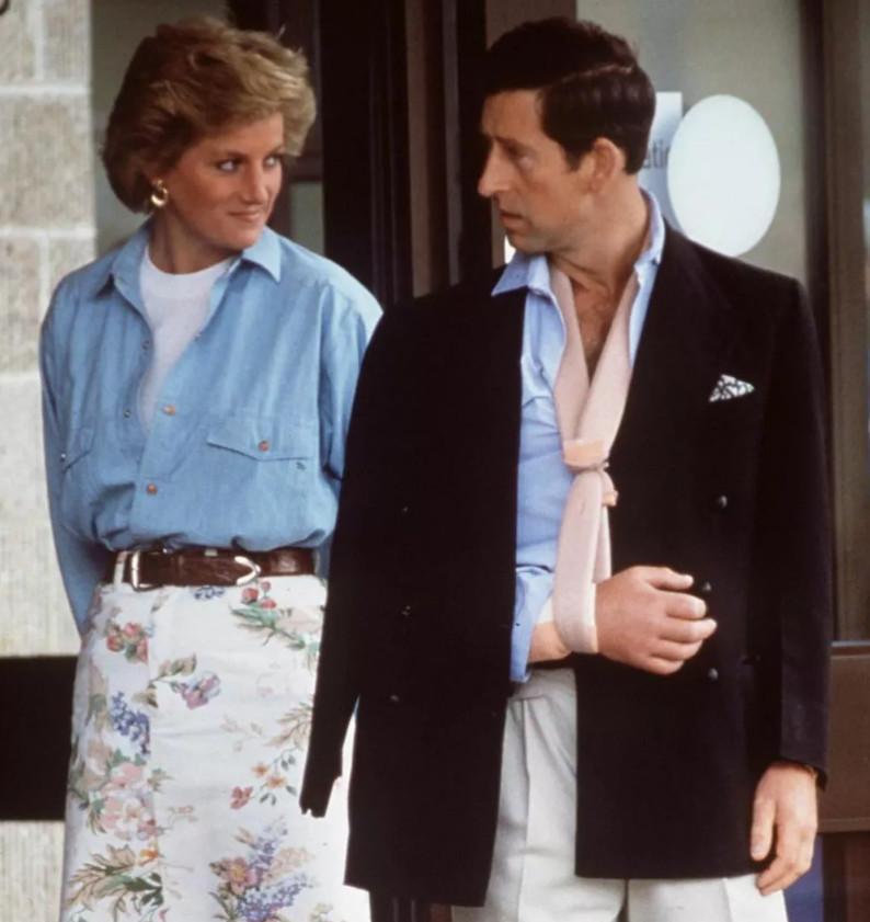 1984年，58岁的伊丽莎白二世与36岁的查尔斯王子在温莎的一场马球比赛中。数伊(2)