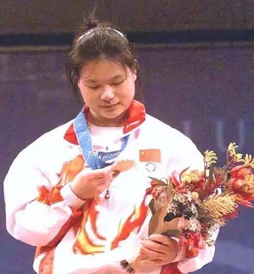 奥运举重冠军陈晓敏，卖掉自己的9枚金牌，共获得399万的收入