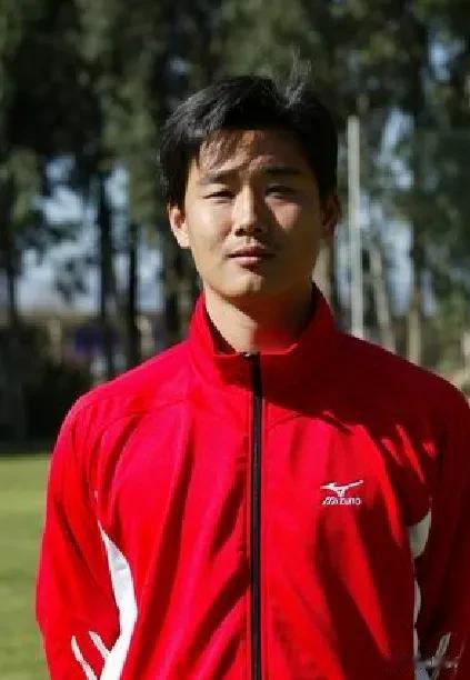 他是北京人，职业生涯却大部分效力于四川和青岛。

他擅长大力手抛球，有球场上的手(1)