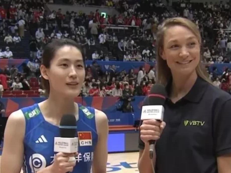 刁琳宇接受采访
中国队零封日本，赛后采访环节，国际排联把采访机会给了刁琳宇。
作(2)