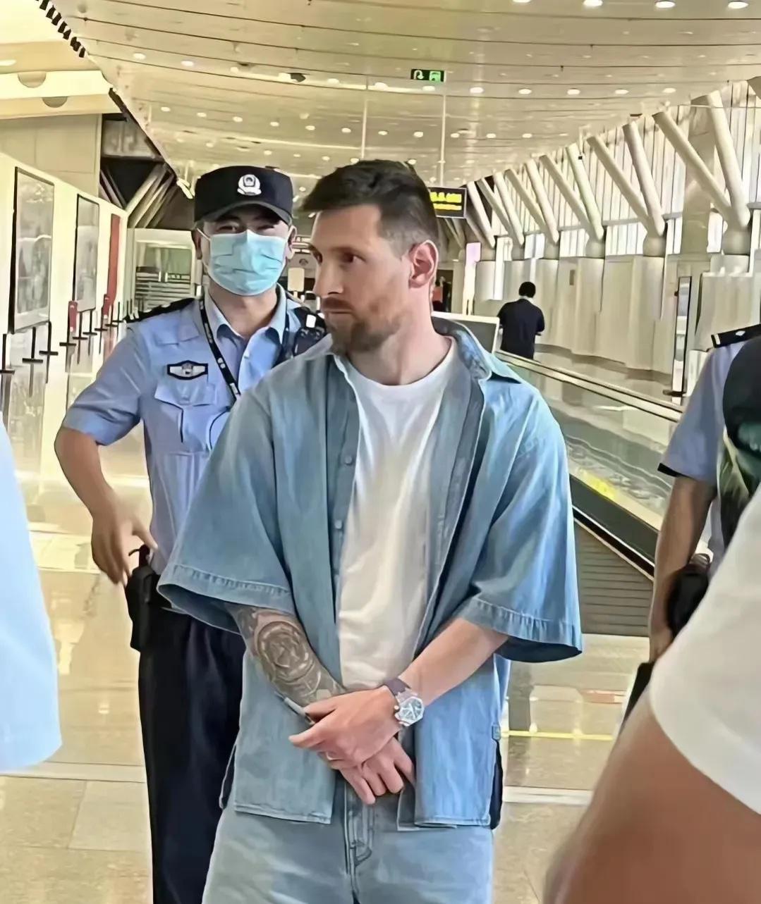 一脸无辜的梅西在机场被扣……由于主办方来个落地签，梅西的护照是西班牙的，所以被扣