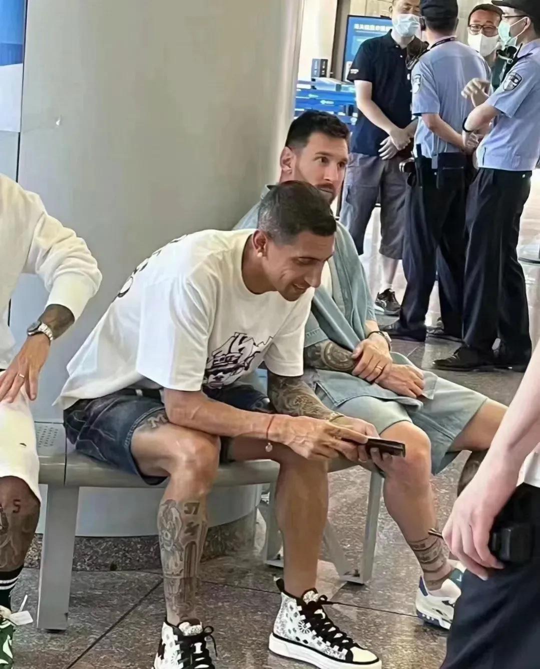一脸无辜的梅西在机场被扣……由于主办方来个落地签，梅西的护照是西班牙的，所以被扣(3)