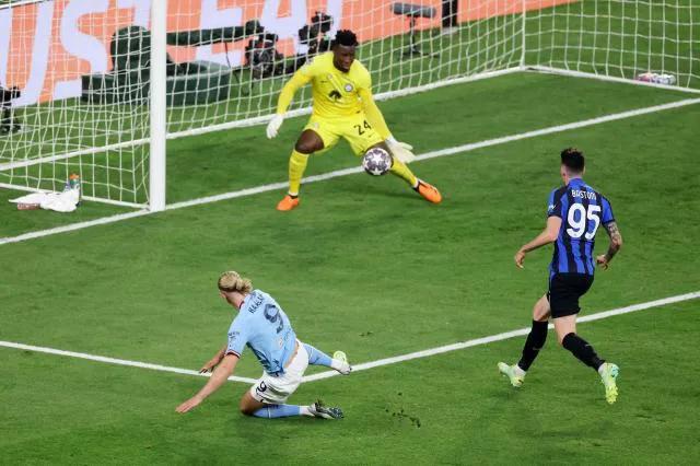 欧冠决赛最后时刻，奥纳纳完全充当了一个出球后腰，让队友放心前插冲击曼城的后防线，