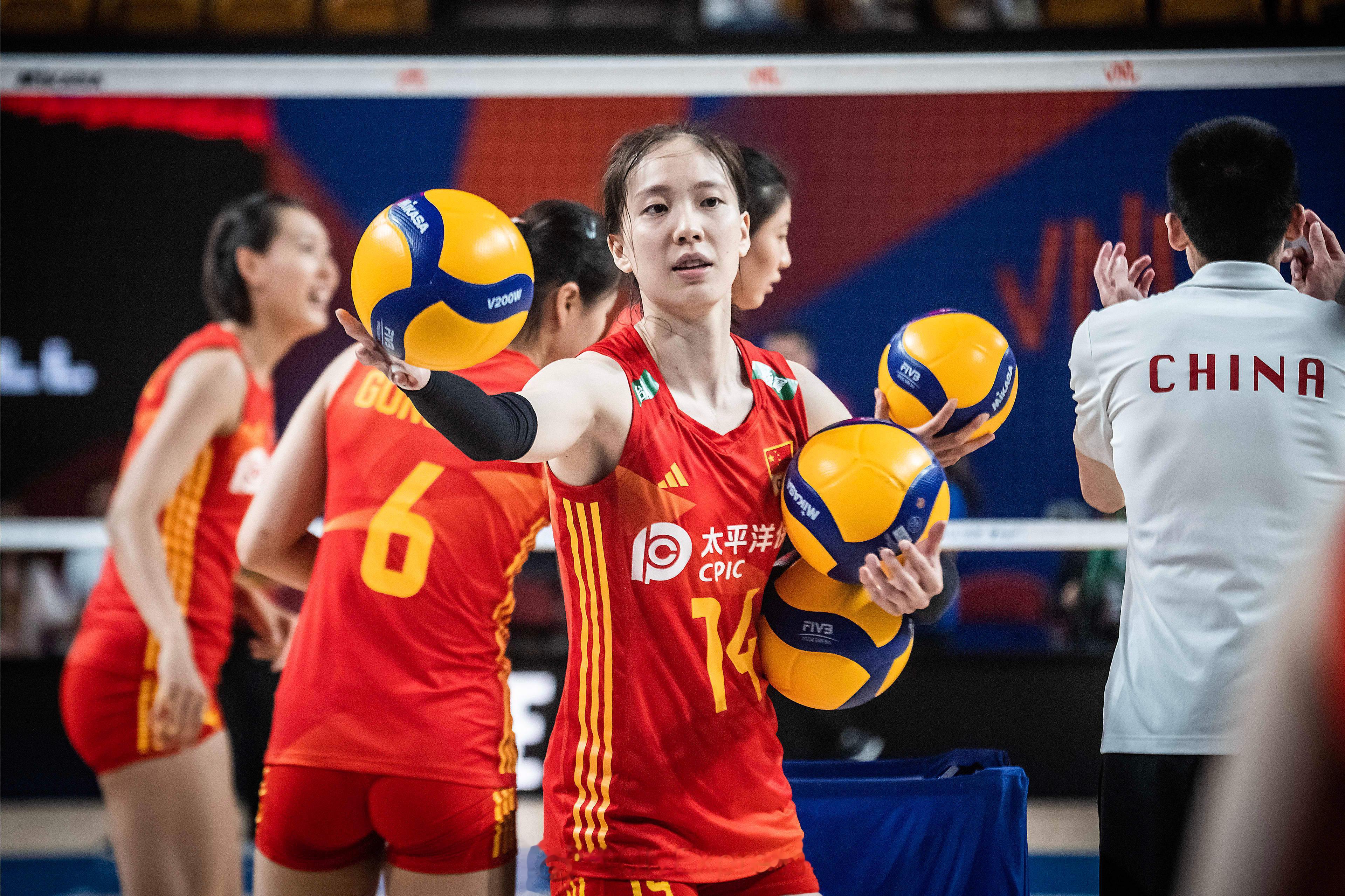 【国家女排联赛中国vs加拿大赛前热身图】#中国女排vs加拿大女排##国家女排联赛