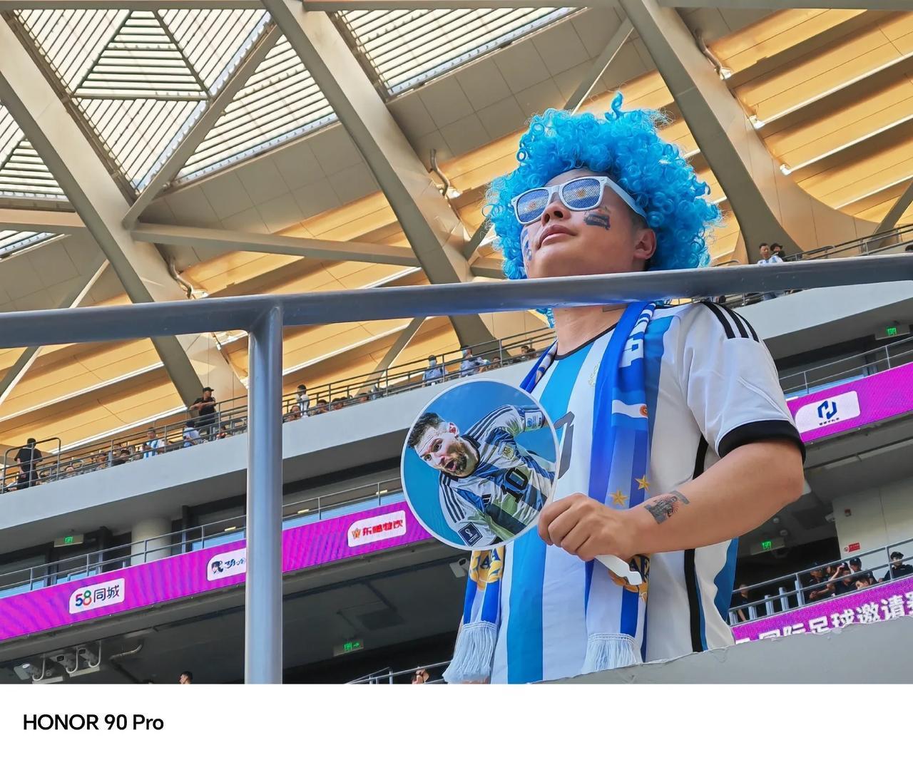 看了下荣耀高管姜海荣，在阿根廷和澳大利亚国际足球邀请赛上拍摄的照片，不得不去感慨(2)