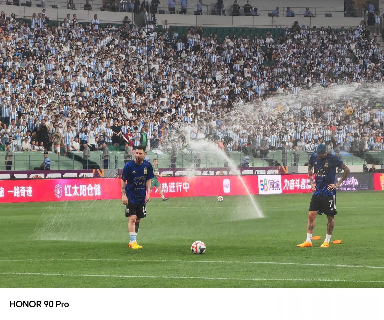 看了下荣耀高管姜海荣，在阿根廷和澳大利亚国际足球邀请赛上拍摄的照片，不得不去感慨(3)