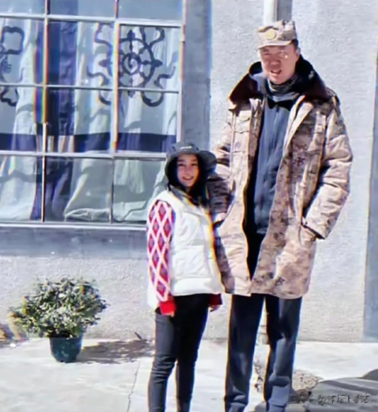 46岁王治郅和二婚娇妻被誉为中国体坛最萌身高差情侣，俩人虽然身高相差44厘米，年(1)