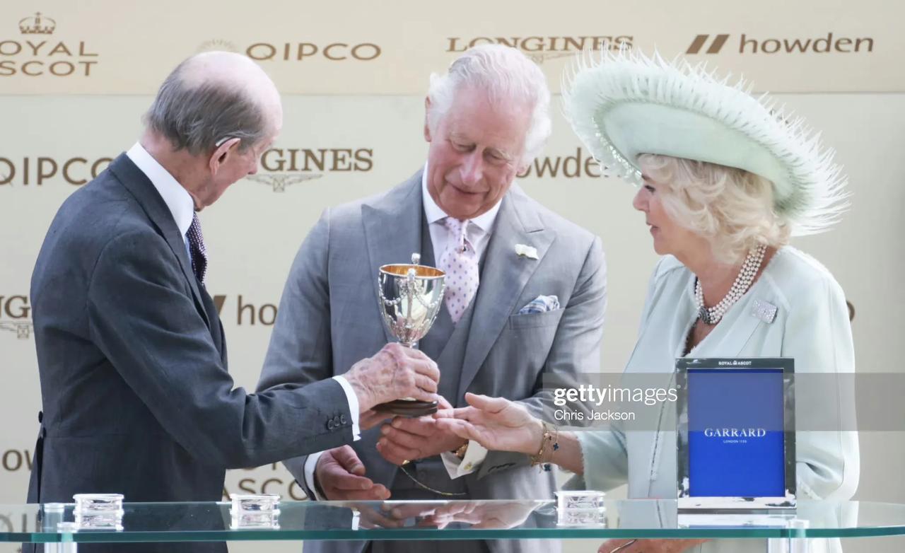 最淡定的获奖者！在昨天的皇家赛马会，查尔斯三世的马获胜，为他们颁奖的人是肯特公爵(1)