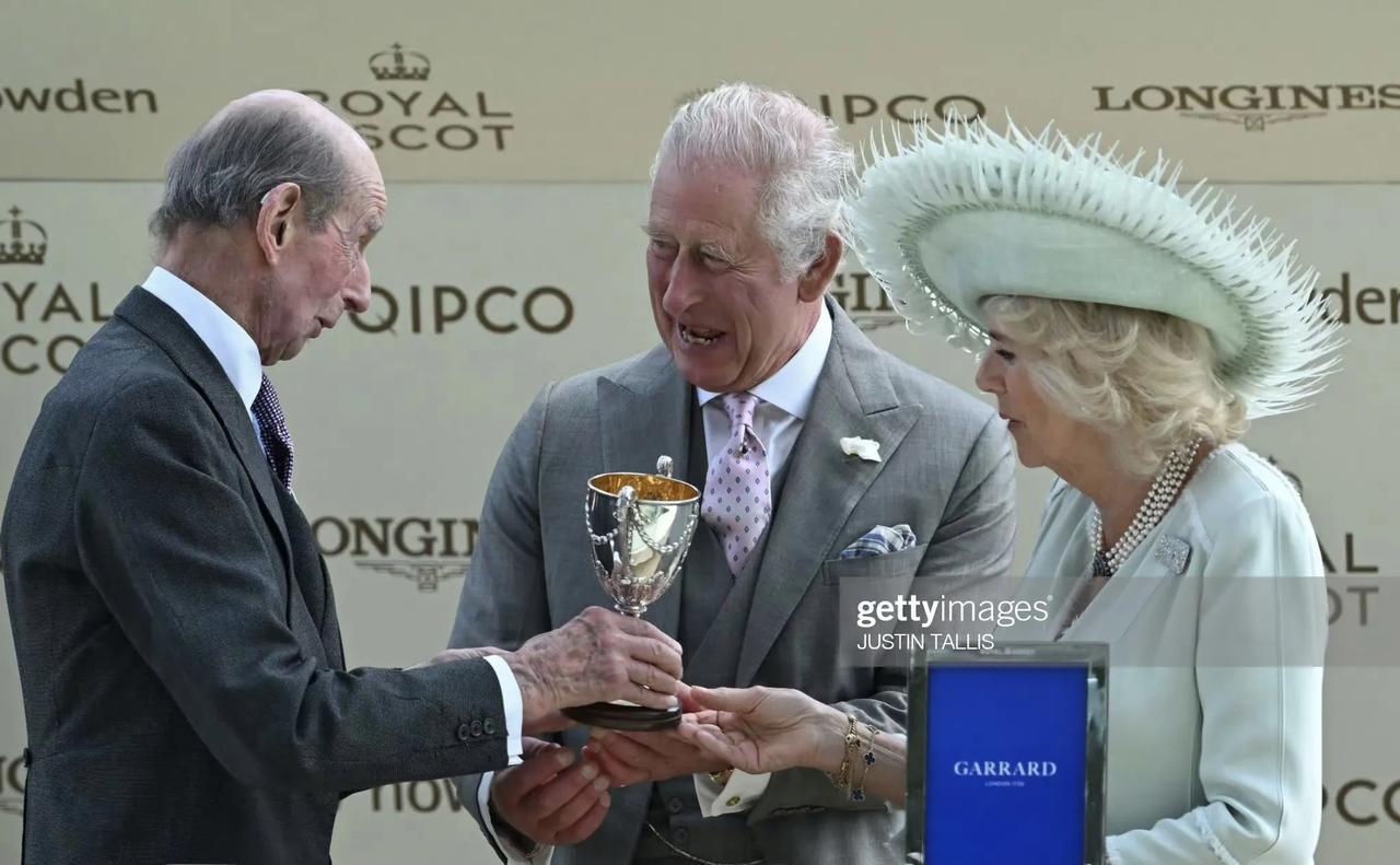 最淡定的获奖者！在昨天的皇家赛马会，查尔斯三世的马获胜，为他们颁奖的人是肯特公爵(4)