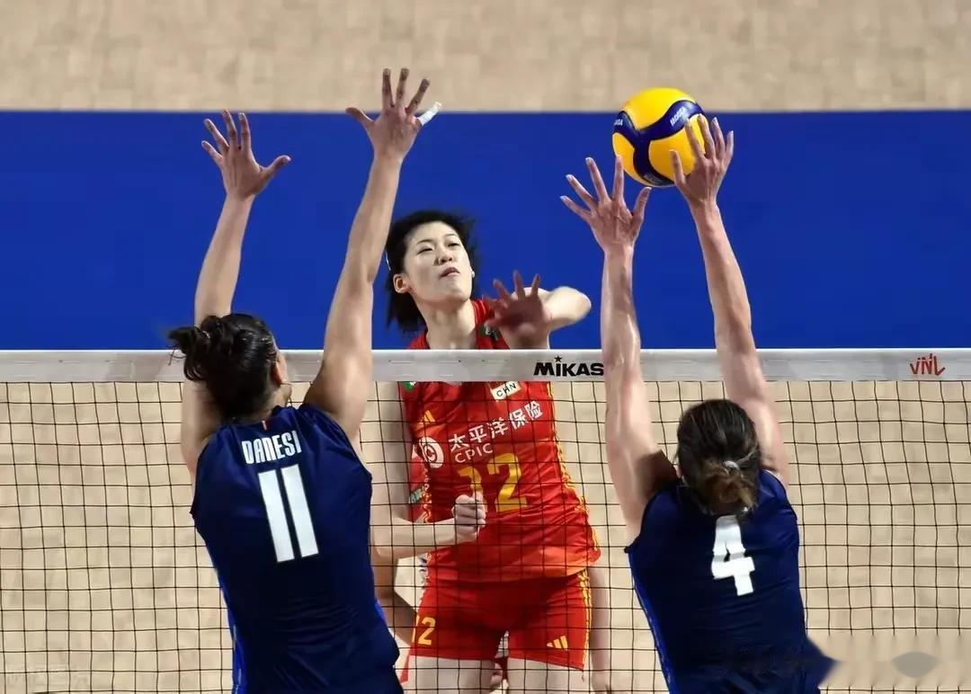 中国女排对阵塞尔维亚女排的比赛，就要开打了，如果真的博斯科维奇回到了塞尔维亚队当(3)