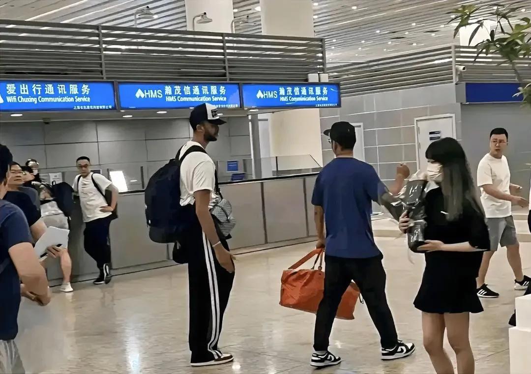 有媒体爆出凯尔·安德森已经抵达上海，正在办理相关手续，要与球队汇合了，然而他的经