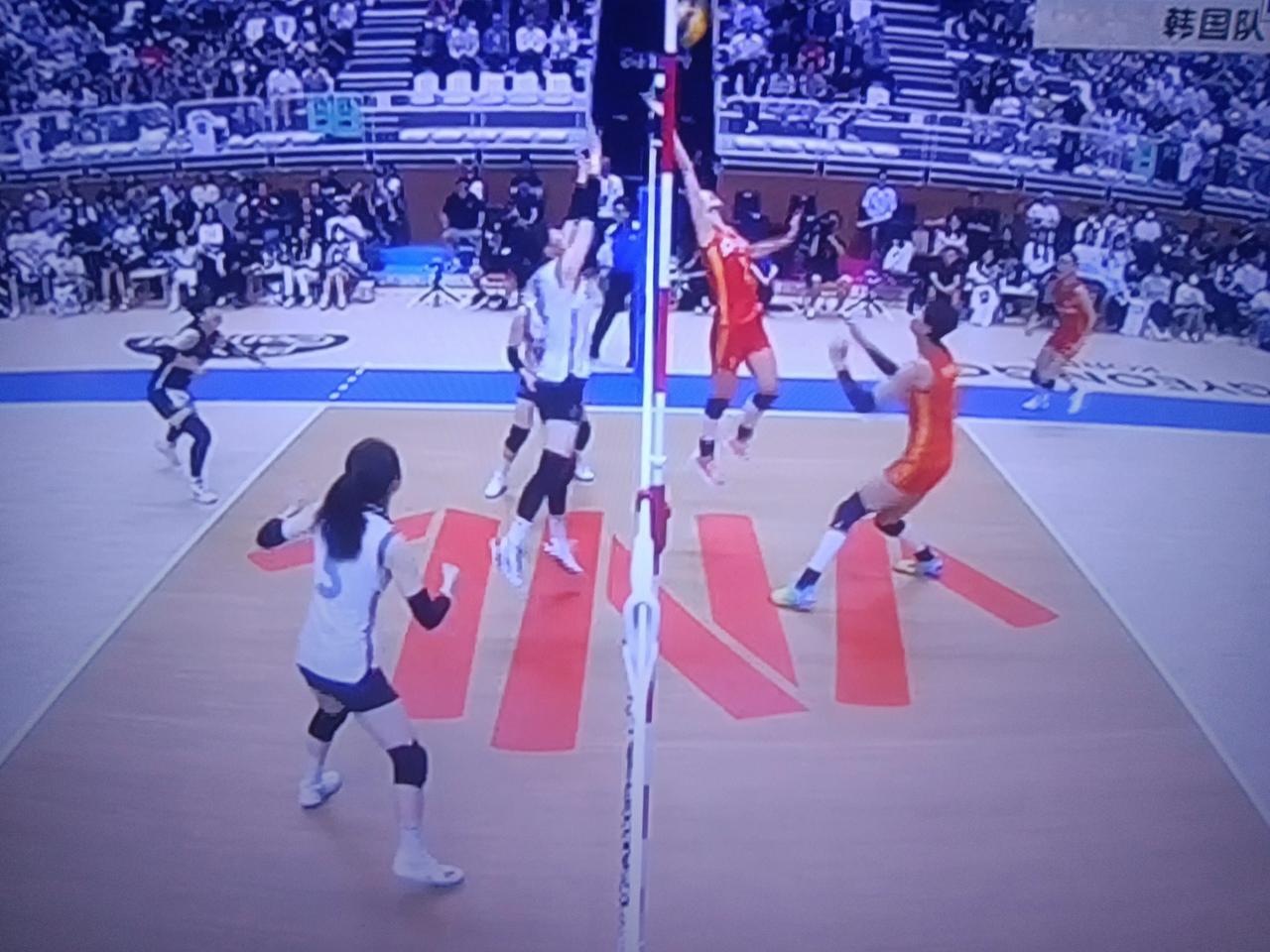 中国女排对韩国女排的比赛暂时是大比分2比1领先，现在第四局局初小比分领先。但是真