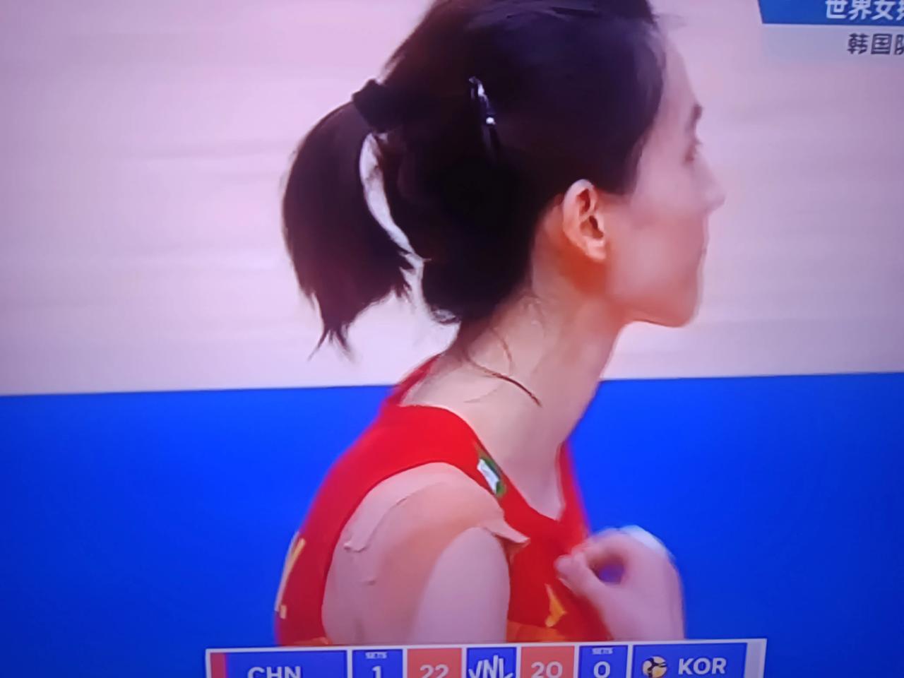 中国女排对韩国女排的比赛暂时是大比分2比1领先，现在第四局局初小比分领先。但是真(2)