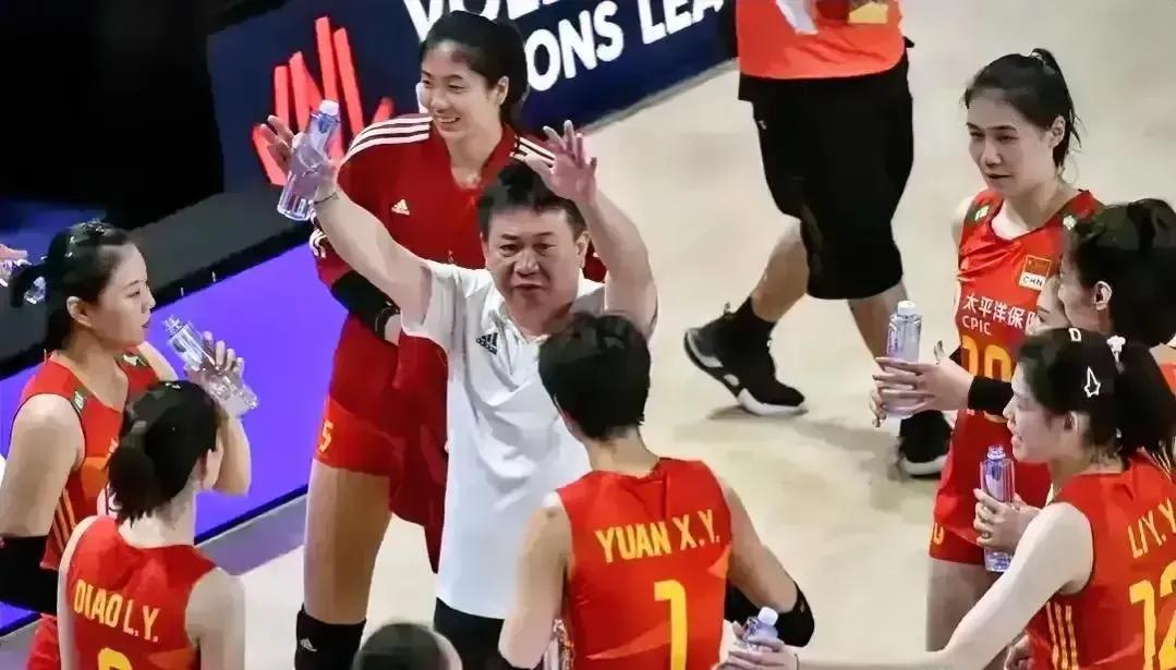中国女排球迷真是够热情的啊！无论是谁执掌主教练的位置，都难免倍感压力。

当埃格(1)