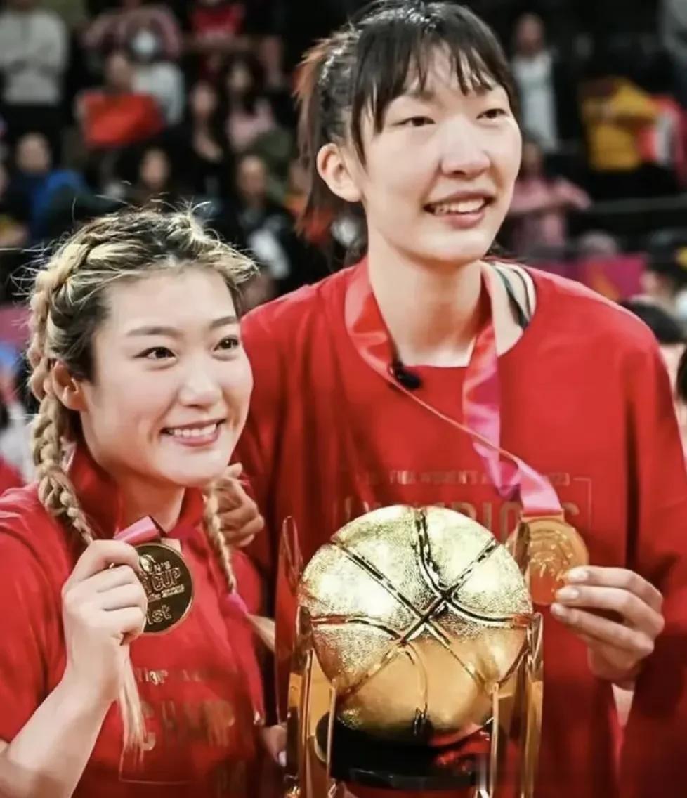 对于韩旭打大运会的比赛杨毅给了不同的看法。在女篮世界杯上韩旭带领女篮拿下了冠军，(1)