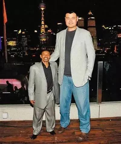 和篮球巨人姚明相比足足矮了66公分，马格西·博格斯，NBA历史上最矮的球员，没有