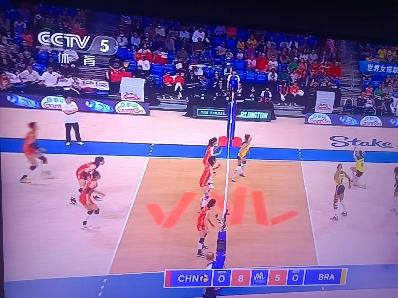 中国女排第一局暂时是8比5领先，加油啊，中国女排！(1)