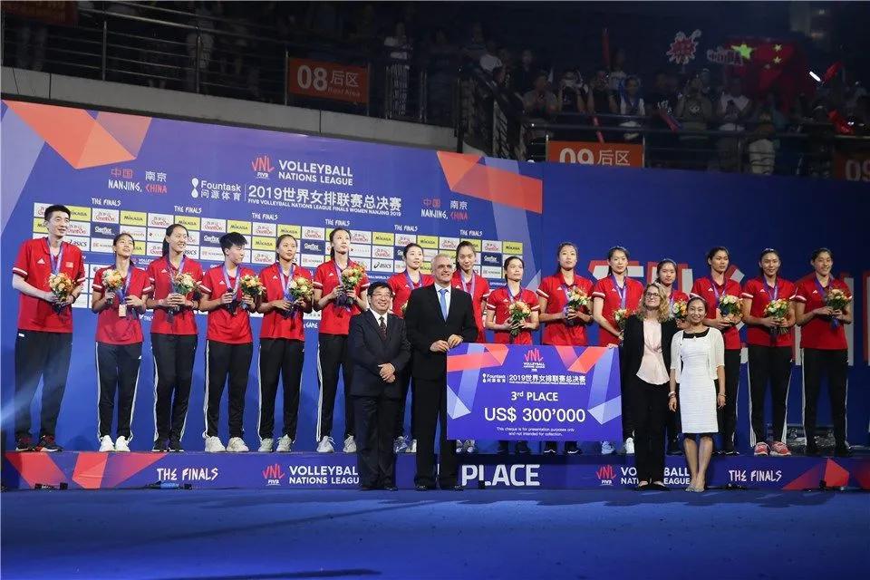  恭喜中国女排时隔4年再登世联赛领奖台
2019年在南京中国女排（2队）战胜
全(2)