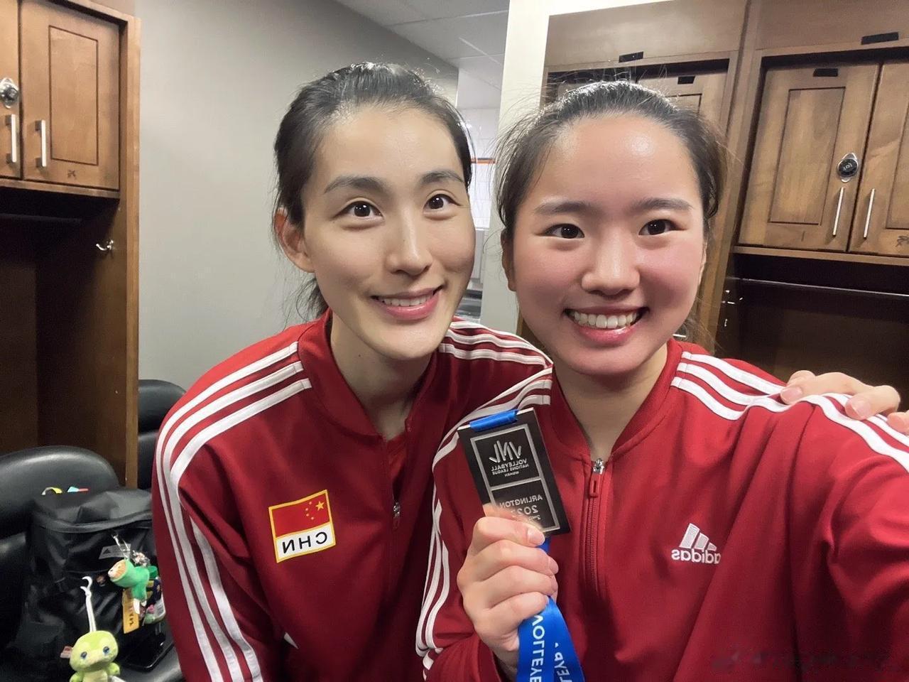  恭喜中国女排时隔4年再登世联赛领奖台
2019年在南京中国女排（2队）战胜
全(4)