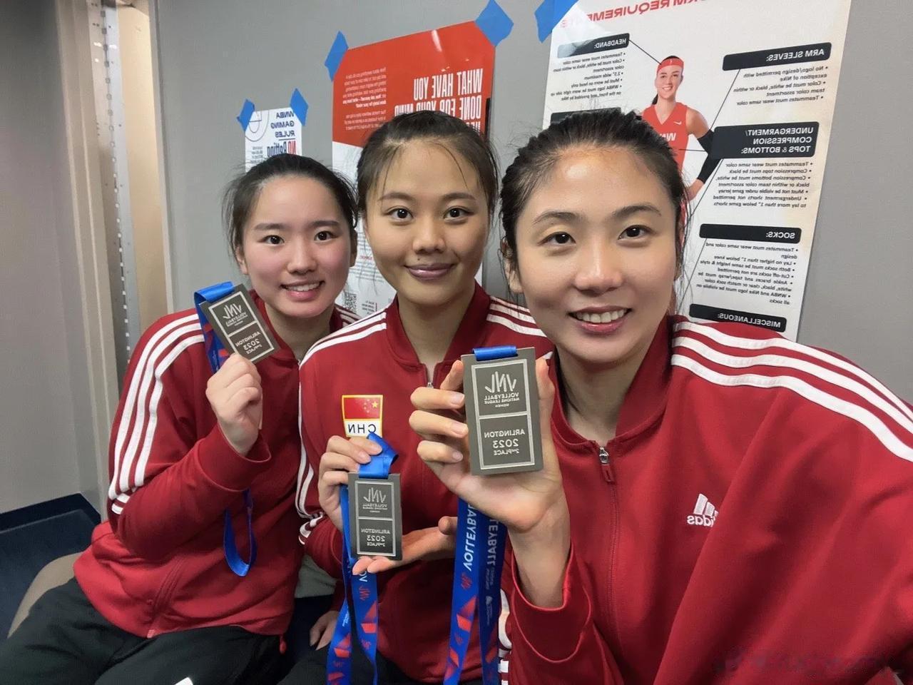  恭喜中国女排时隔4年再登世联赛领奖台
2019年在南京中国女排（2队）战胜
全(6)
