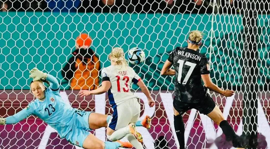 不得不承认，女足比赛已经男足化了！女足世界杯开战，主场作战的新西兰女足凭借威尔金(3)