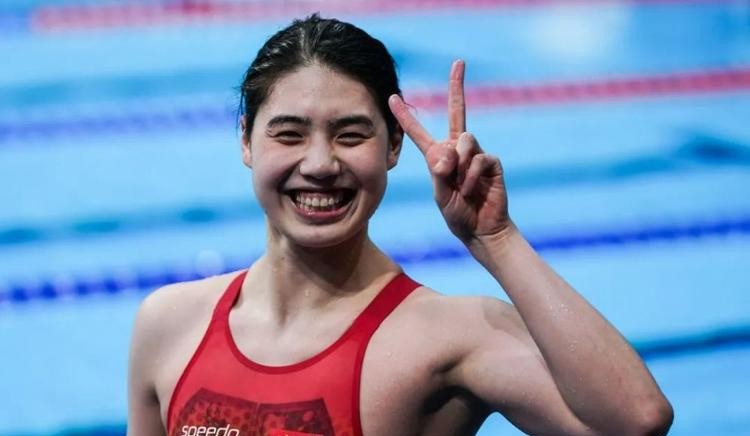 中国男女混合泳接力夺冠，张雨霏坚持不懈终迎世界冠军！(3)