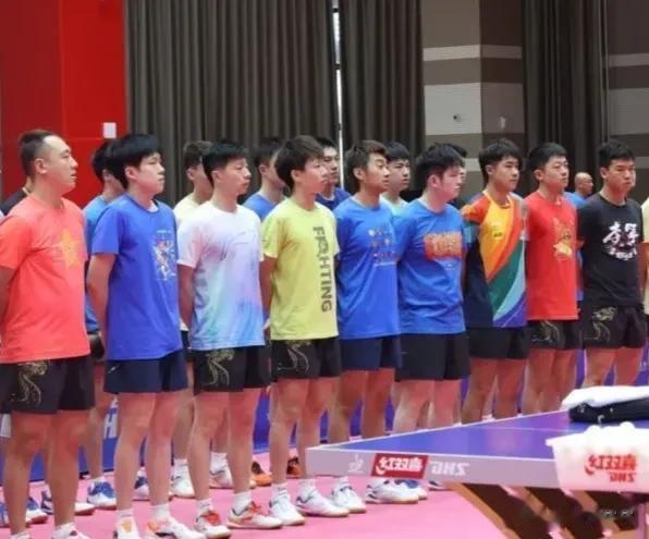 国乒威海封训大合照
近日，中国乒乓球队在威海训练基地，进行平昌亚锦赛和杭州亚运会(1)