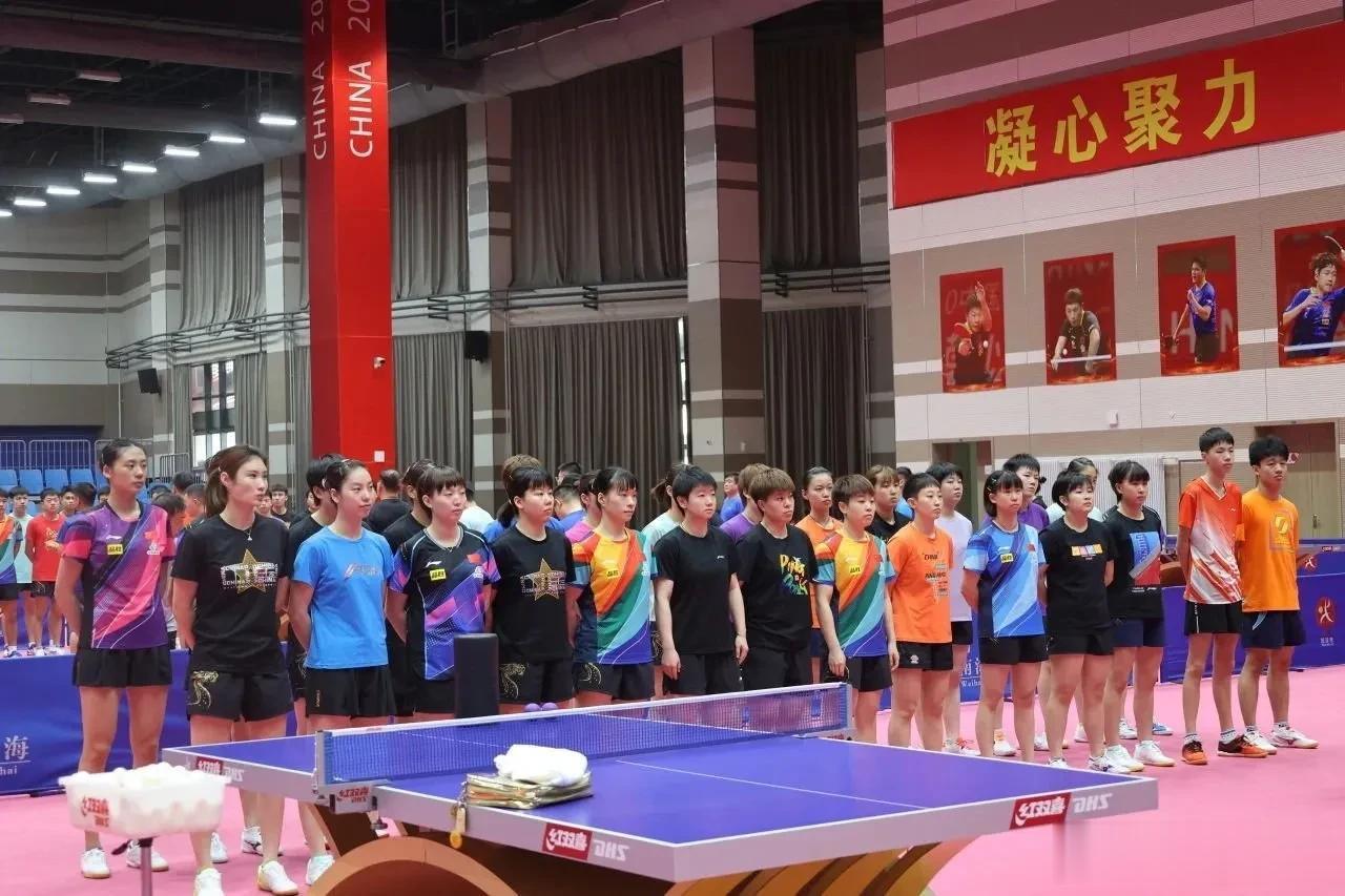 国乒威海封训大合照
近日，中国乒乓球队在威海训练基地，进行平昌亚锦赛和杭州亚运会(2)