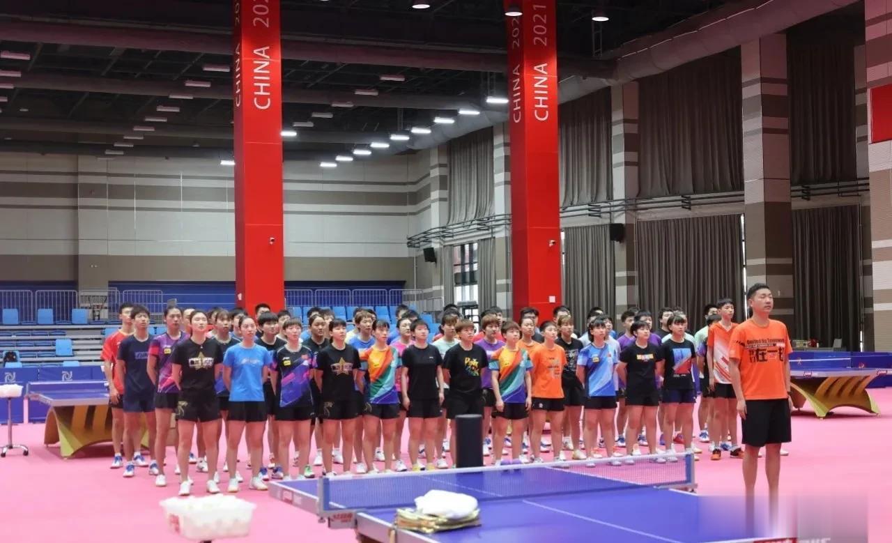 国乒威海封训大合照
近日，中国乒乓球队在威海训练基地，进行平昌亚锦赛和杭州亚运会(3)