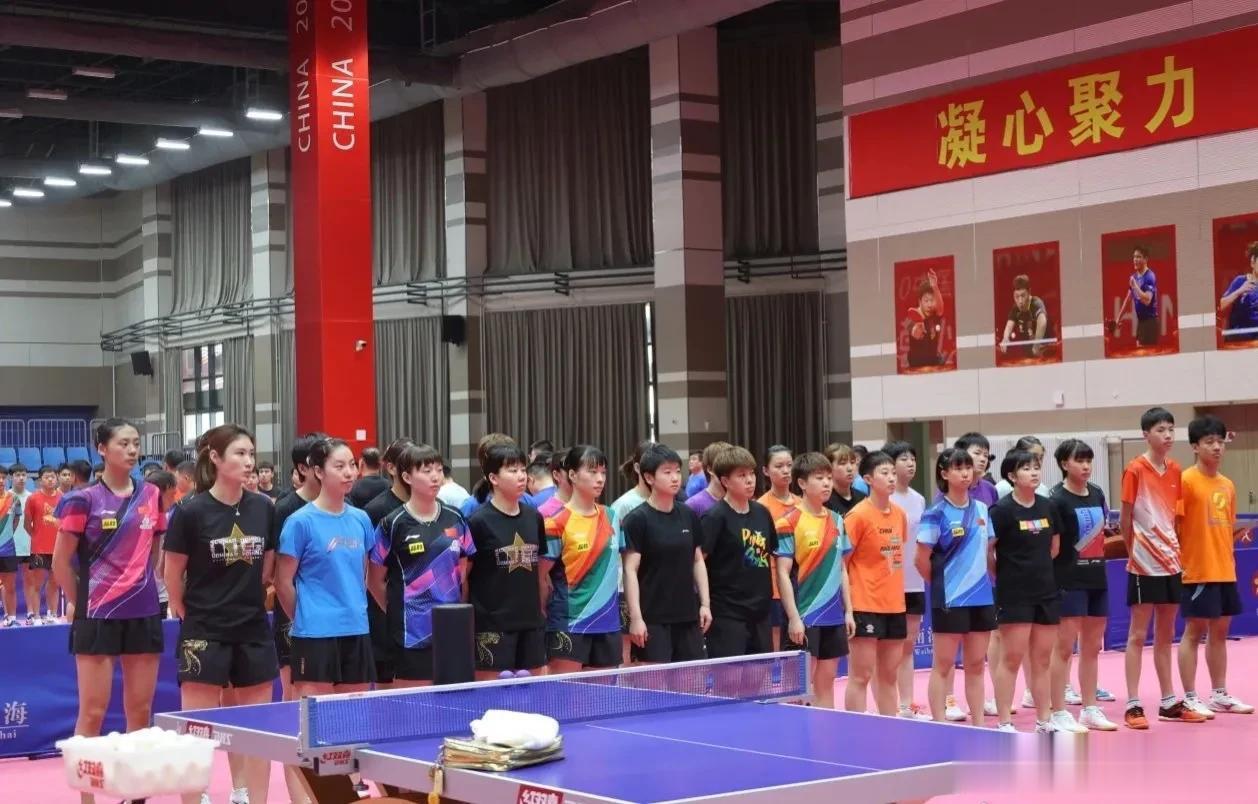 国乒威海封训大合照
近日，中国乒乓球队在威海训练基地，进行平昌亚锦赛和杭州亚运会(4)