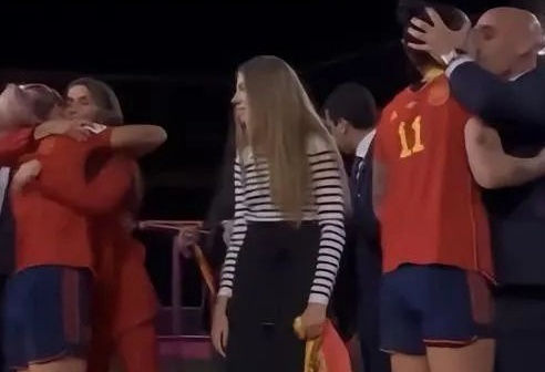 西班牙足协主席为强吻女球员行为道歉，首相桑切斯回应：道歉不够
