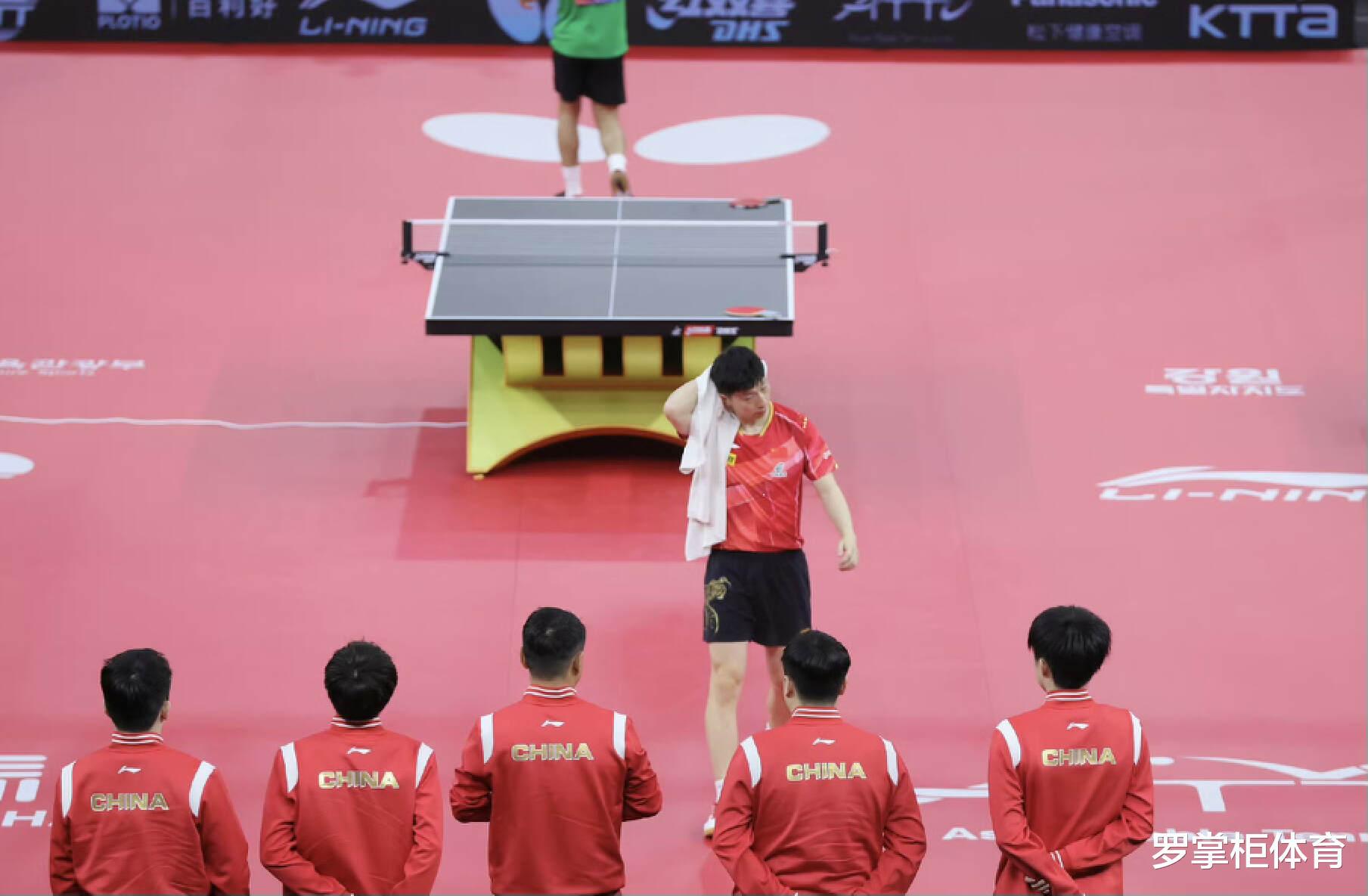 伟大的3-0！国乒男团夺冠，过程太惊险了，樊振东“死里逃生”