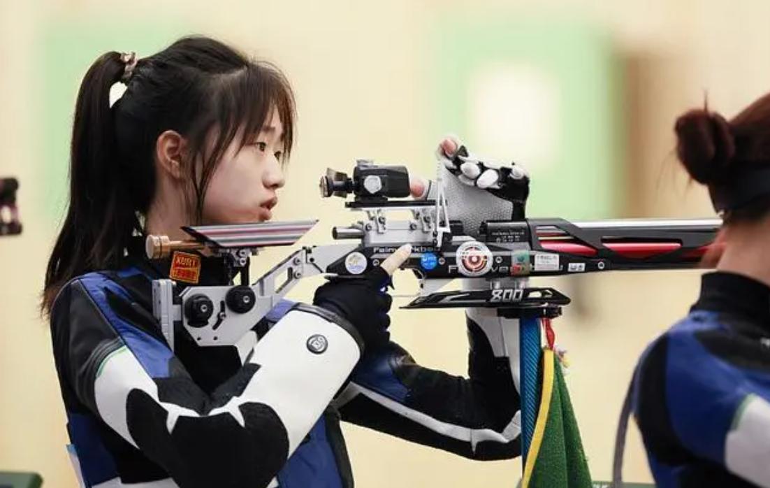 王义夫颁奖！中国射击三女将夺冠，颜值超高，熊猫挂件抢镜(1)