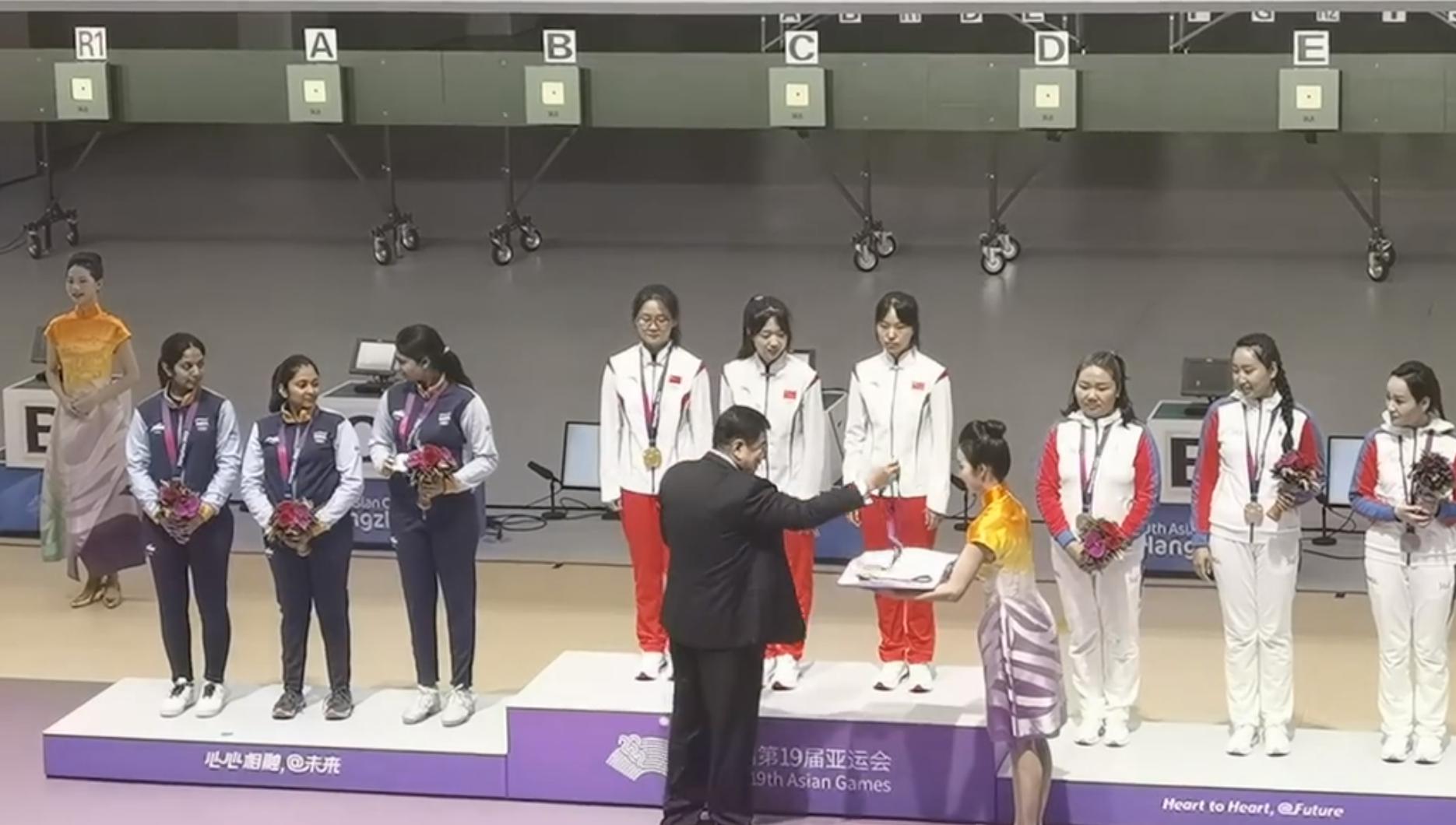 王义夫颁奖！中国射击三女将夺冠，颜值超高，熊猫挂件抢镜(2)