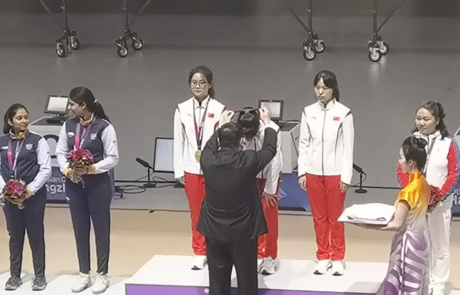 王义夫颁奖！中国射击三女将夺冠，颜值超高，熊猫挂件抢镜(3)
