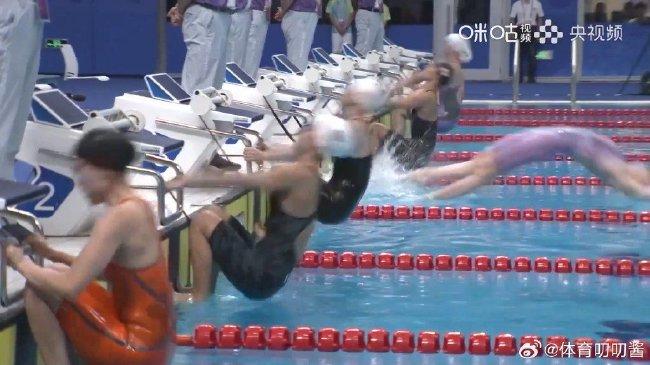 亚运游泳第6日中国接力预赛抢跳出局 覃海洋破纪录(1)