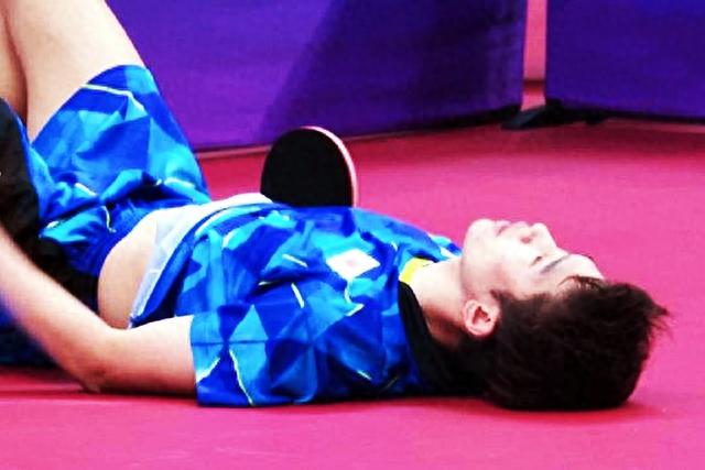 亚运杀疯了！日乒世界冠军被淘汰，躺地沮丧，韩乒选手蹲地磕拍