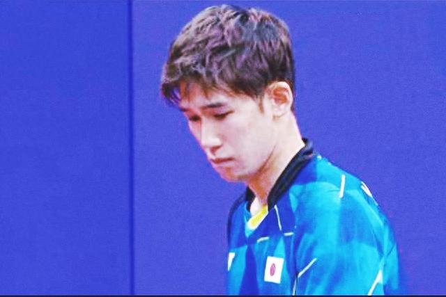 亚运杀疯了！日乒世界冠军被淘汰，躺地沮丧，韩乒选手蹲地磕拍(5)