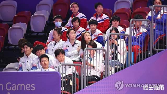 时隔33年在亚运决赛中相遇的韩朝乒乓球…场上助威对决更引人注目(2)