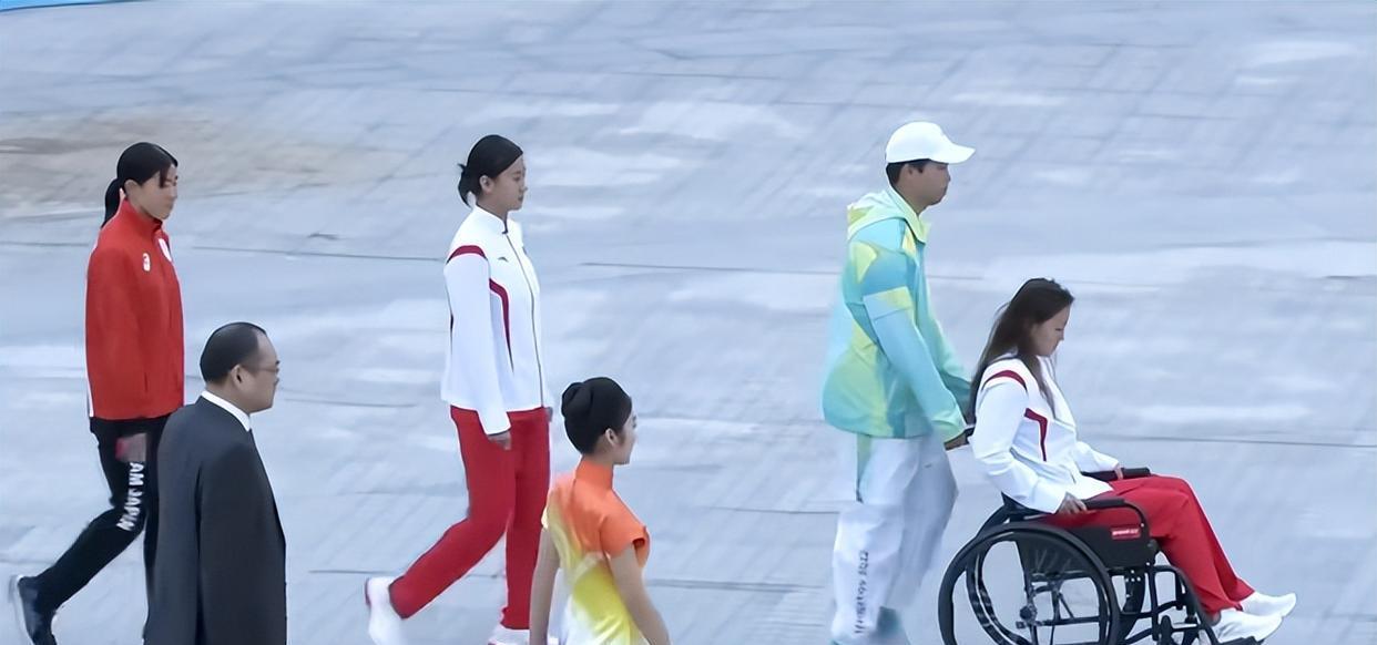 泪目！中国选手坐轮椅前往领奖台：拼到体力透支，无法自行站立(4)