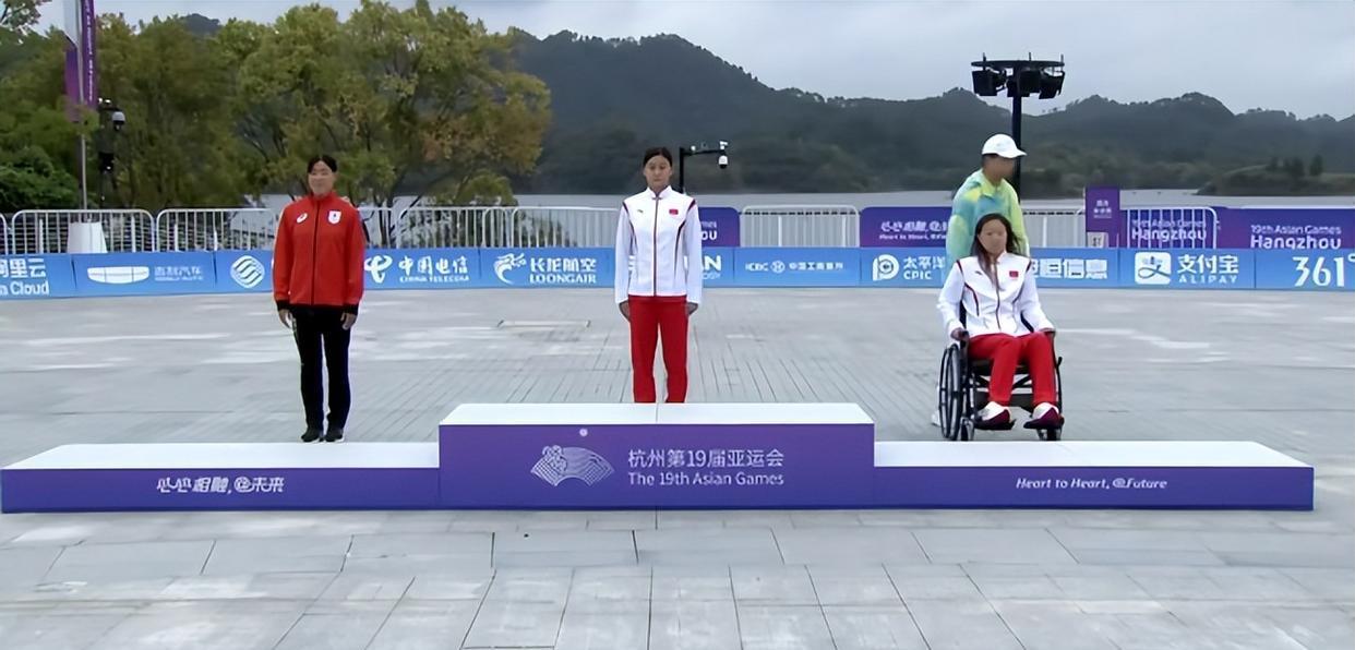 泪目！中国选手坐轮椅前往领奖台：拼到体力透支，无法自行站立(5)