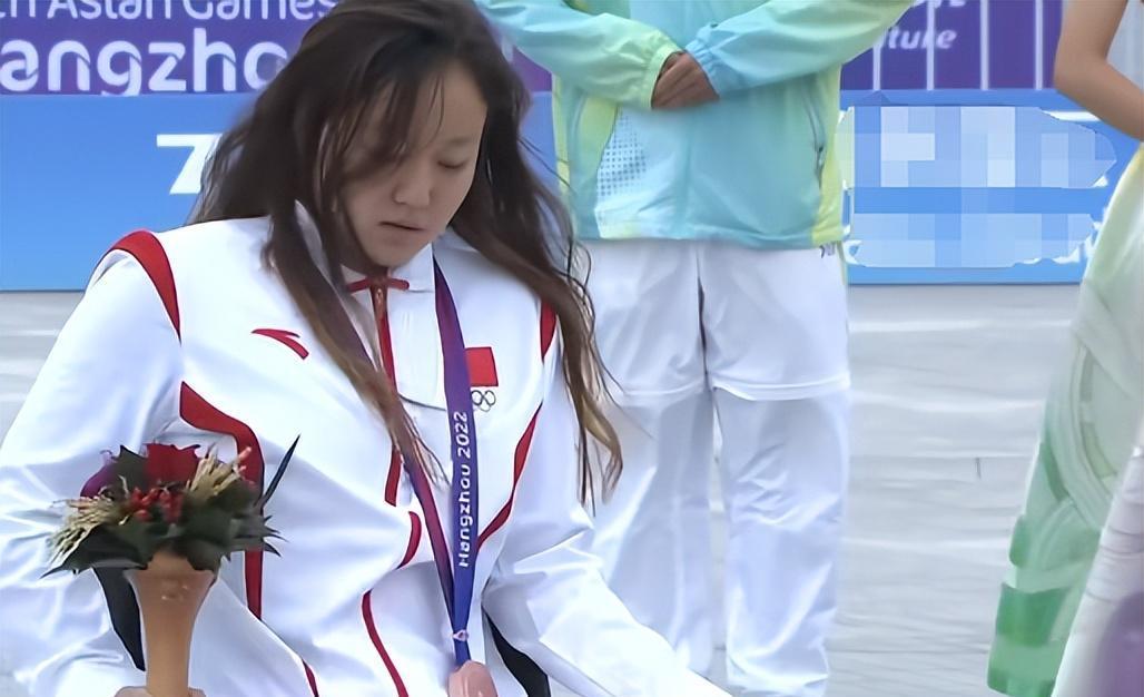 泪目！中国选手坐轮椅前往领奖台：拼到体力透支，无法自行站立(6)